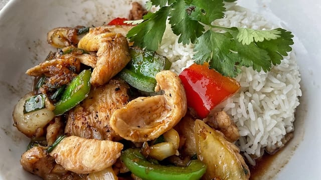 35. Lemongrass Chicken or Beef 🌶️.